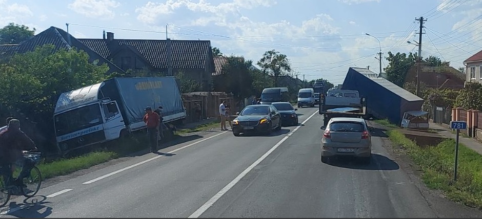 Під Мукачевом внаслідок ДТП за участі 4 авто дві вантажівки опинилися в кюветі (ВІДЕО)