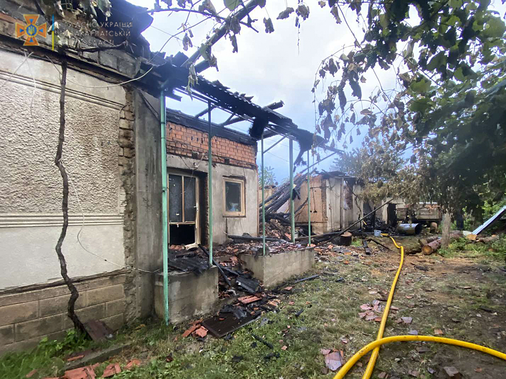 У Микулівцях на Мукачівщині через пожежу в надвірній споруді майже згорів будинок (ФОТО)