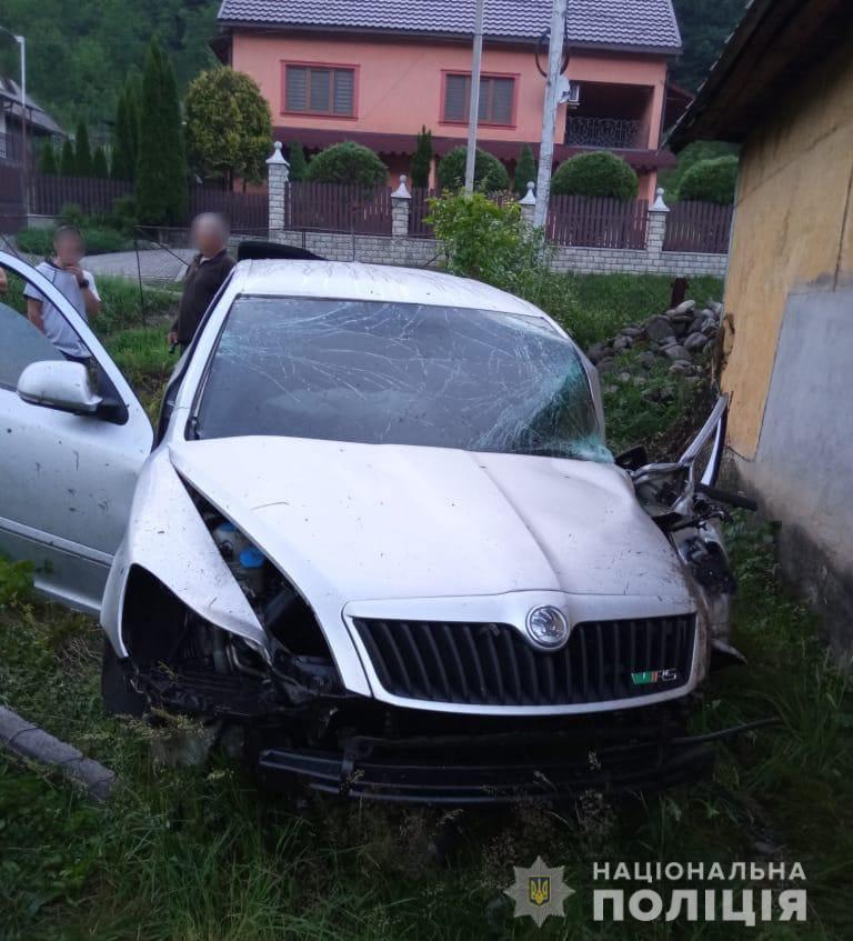 На Тячівщині загинув 19-річний водій, що на обгоні зіткнувся з бетонною опорою, а відтак – із авто, яке обганяв (ФОТО)