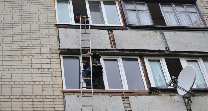 У Воловці допомагали молодому чоловіку, що опинився на парапеті балкону 3-го поверху у багатоповерхівці