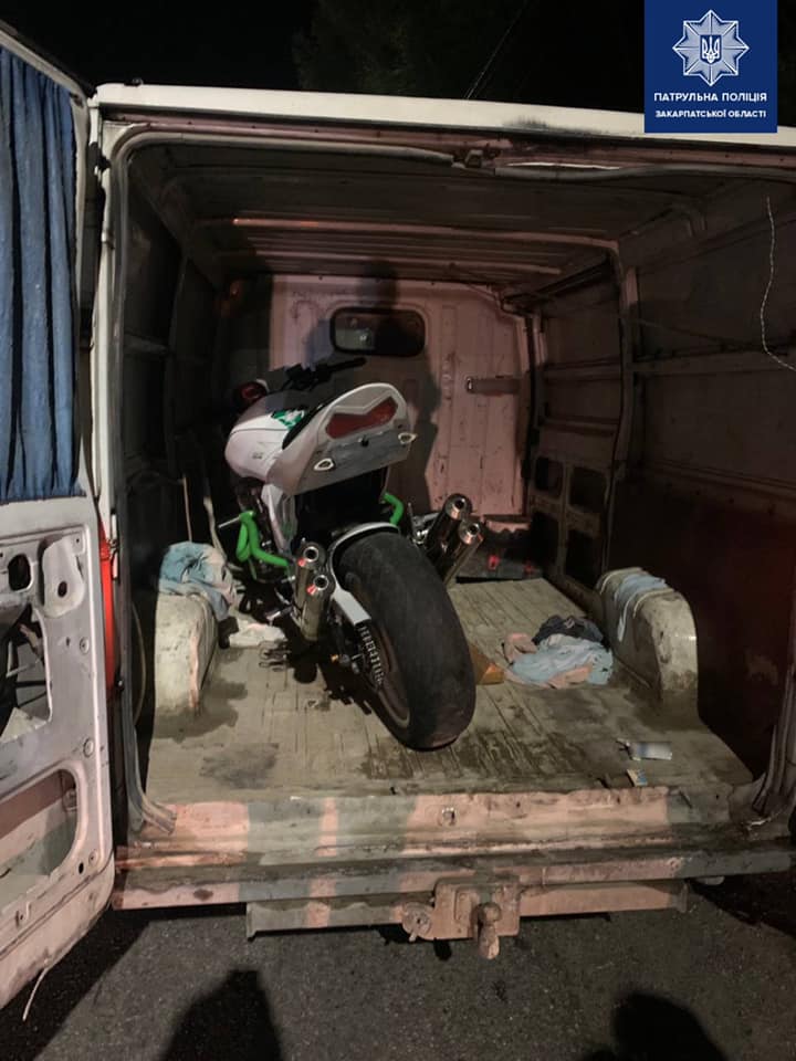 На Закарпатті вночі зупинили водія, який перевозив мотоцикл без реєстраційних документів (ФОТО)