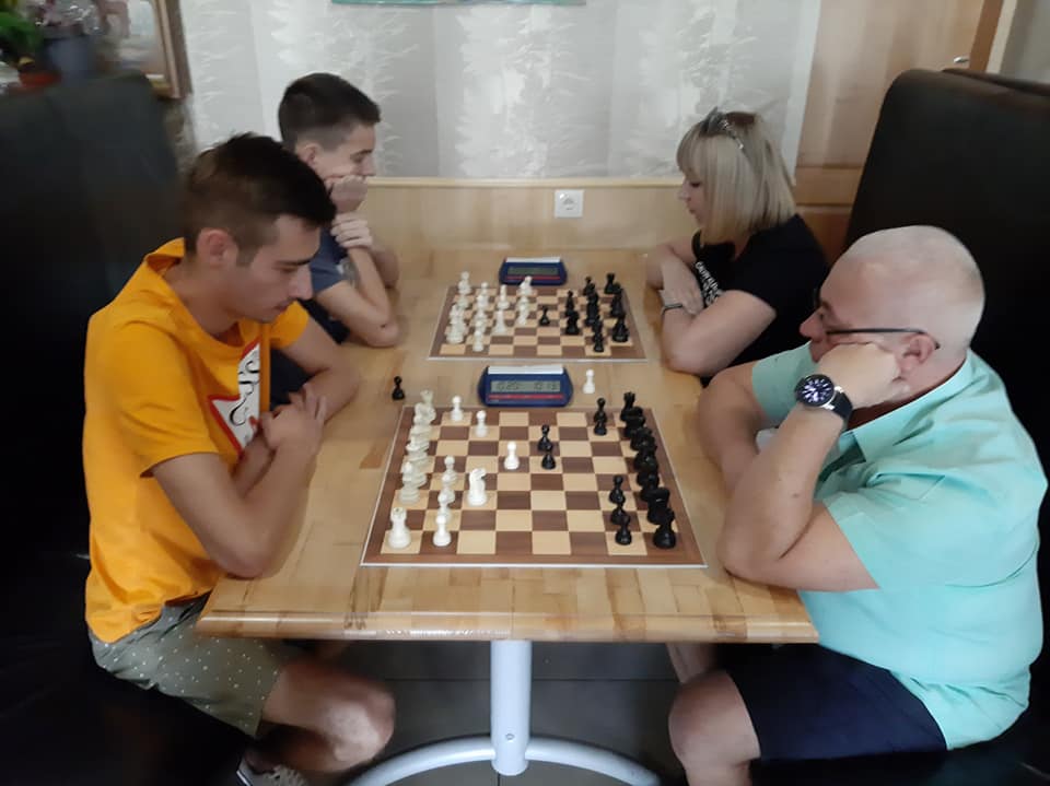 Збірна Мукачева з шахів виграла блітц-матч у суперників з Ужгорода (ФОТО)