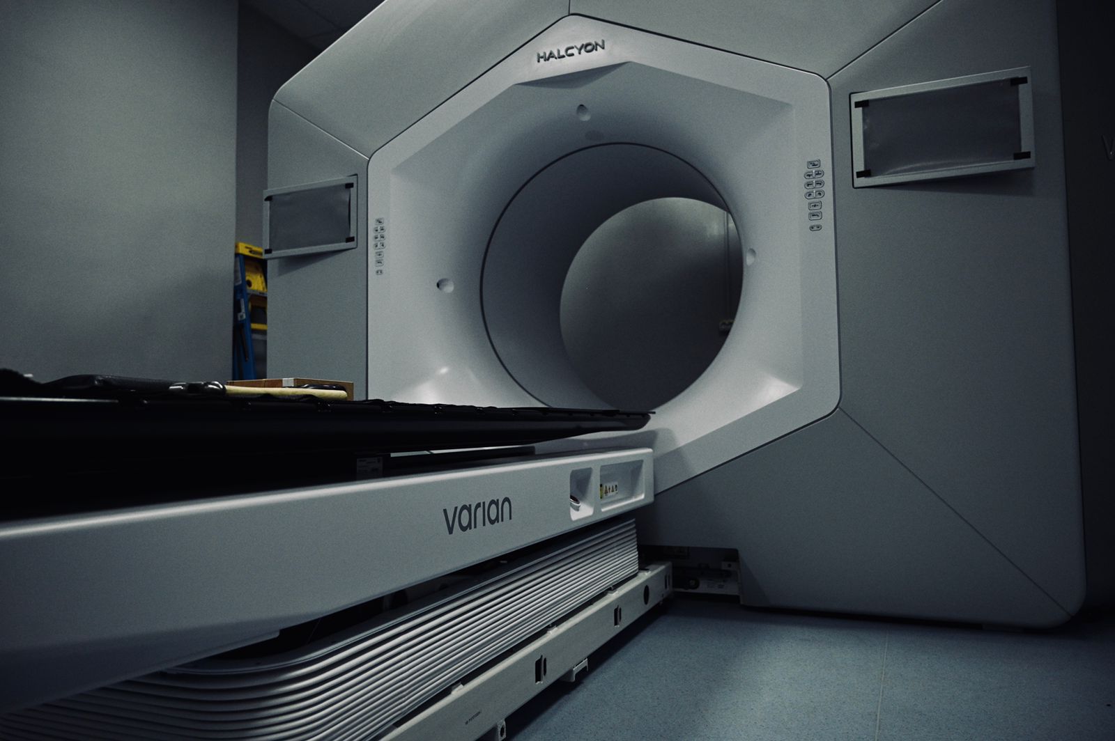 Сучасний апарат променевої терапії встановили у Закарпатському протипухлинному центрі (ФОТО)