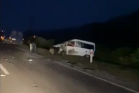 На Хустщині зіштовхнулися три мікроавтобуси, один опинився в кюветі (ВІДЕО)