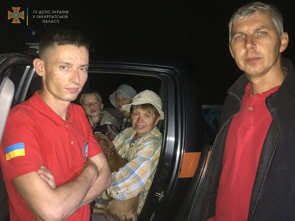 На Ужгородщині розшукали жінку з двома дітьми, що заблукали під час походу на Анталовецьку поляну (ФОТО)