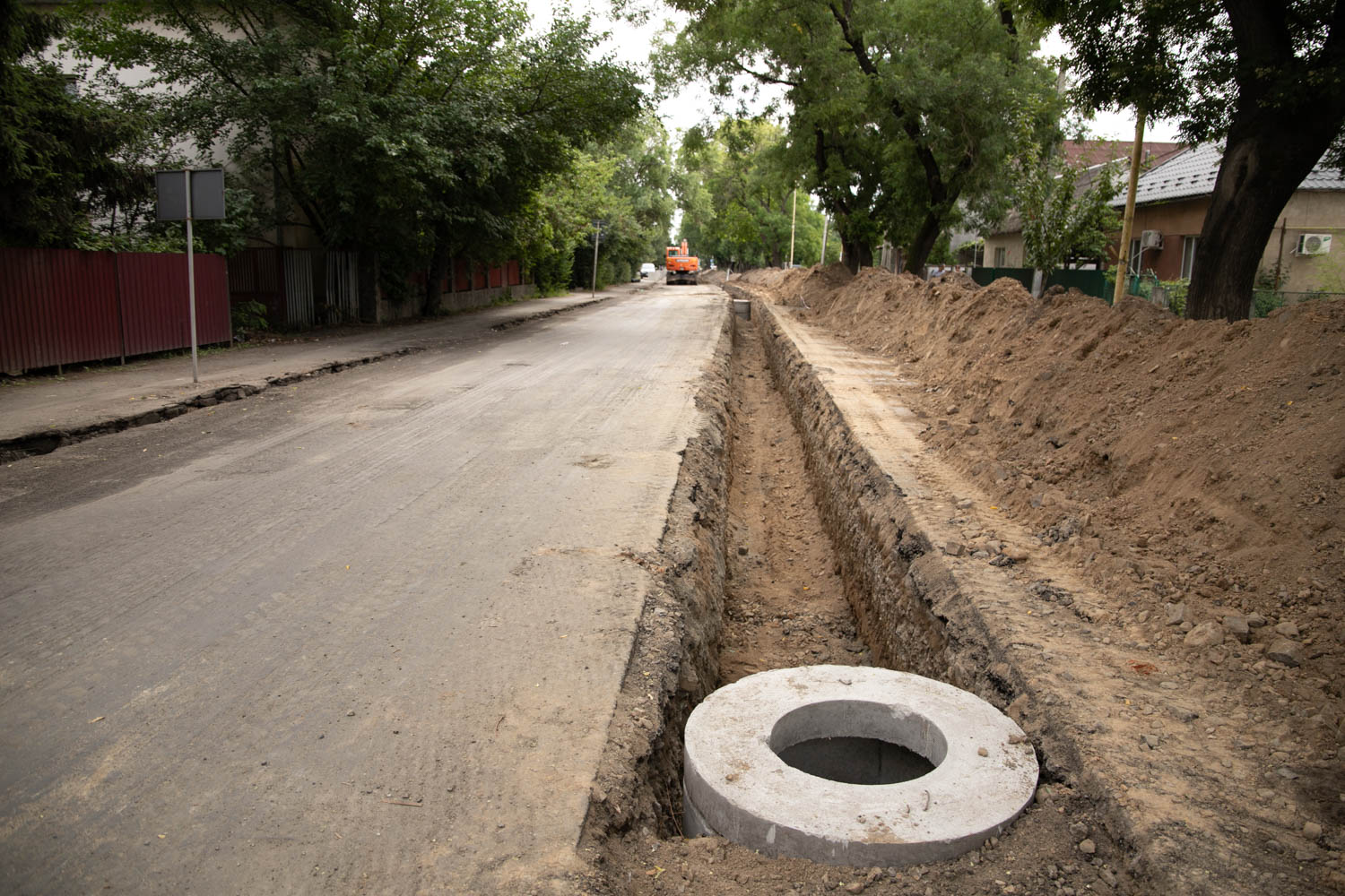 Зливову каналізацію влаштовують на вулиці Собранецькій в Ужгороді (ФОТО)