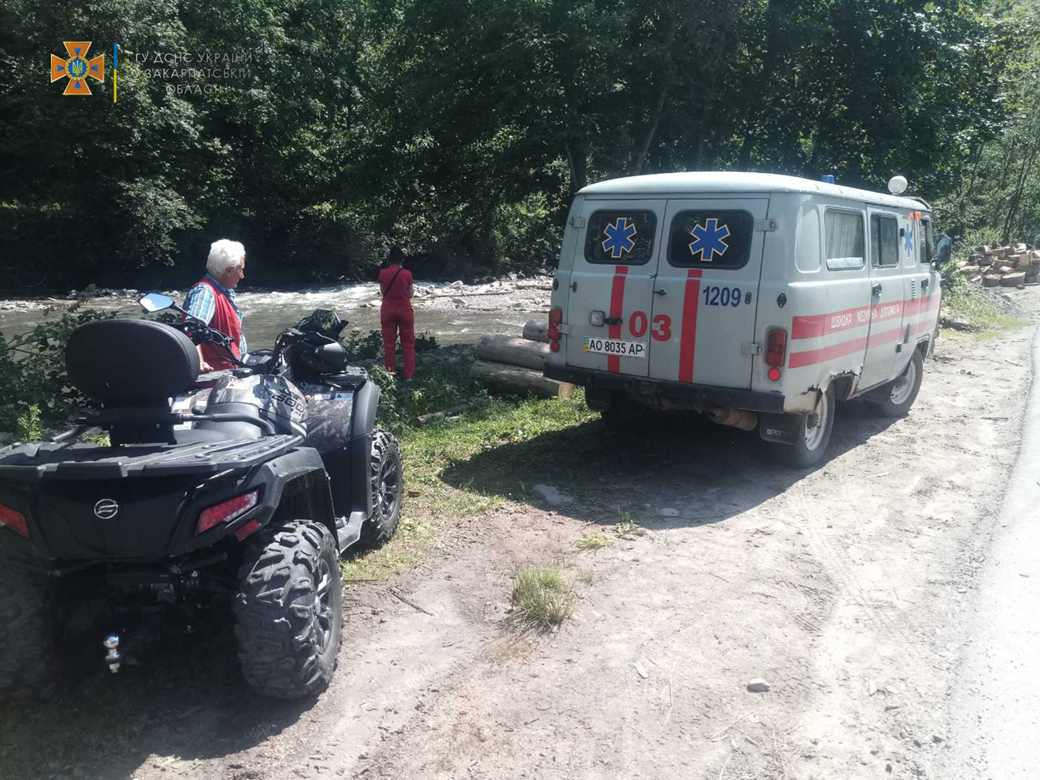 У горах Закарпаття рятувальники транспортували трьох дітей з туристичної групи з підозрою харчового отруєння (ФОТО)