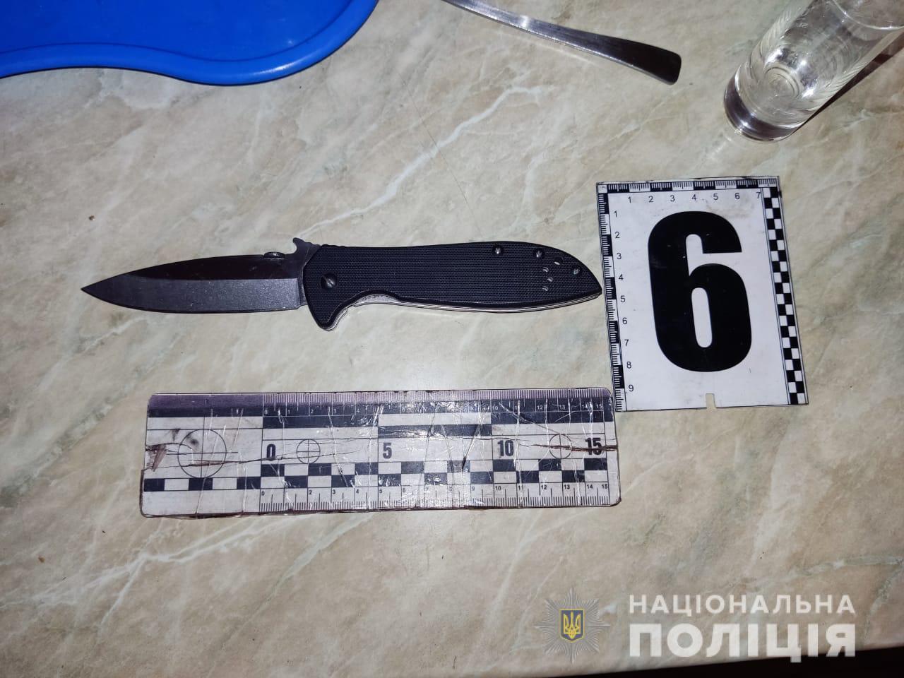 У під'їзді багатоповерхівки в Ужгороді чоловік під час суперечки вдарив опонента ножем у живіт (ФОТО)