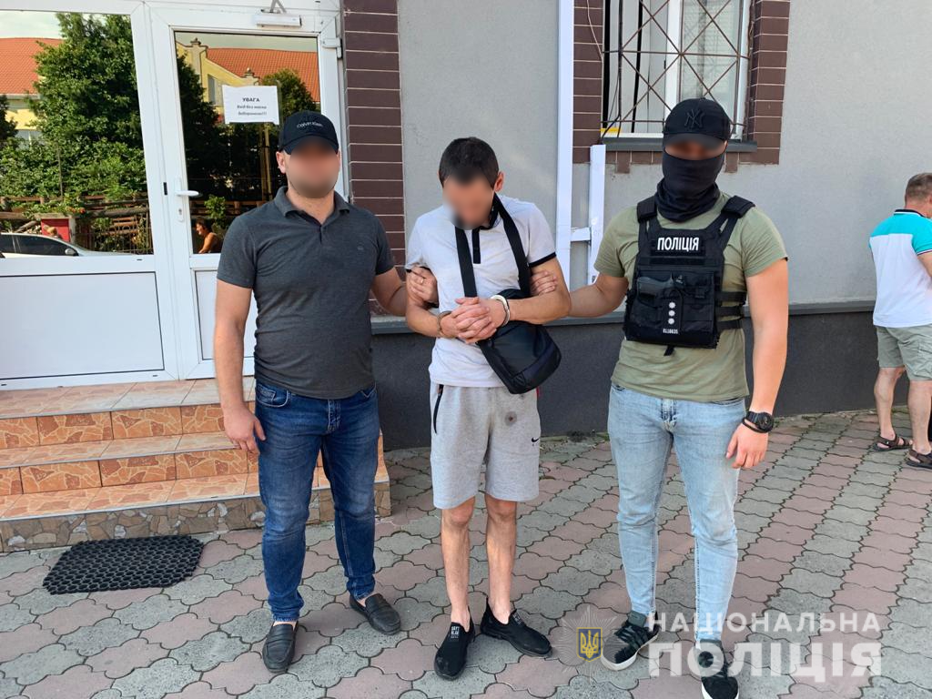 У селі неподалік Виноградова затримали наркоторговця, що переховувався від слідства (ФОТО, ВІДЕО)