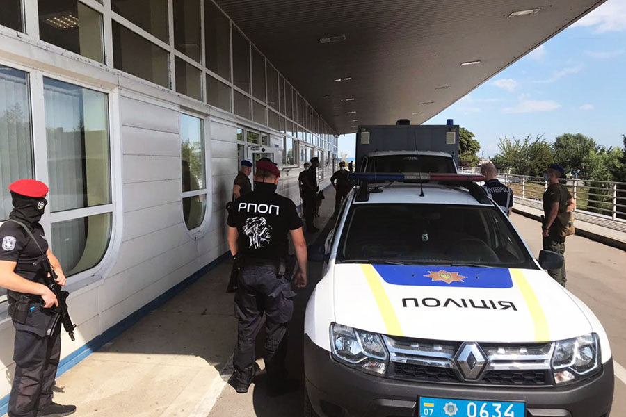 Угорським правоохоронцям передали з Закарпаття зловмисника з Тунісу (ФОТО)