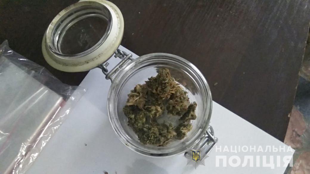У мешканця Мукачева вилучили чверть кілограма марихуани та стебла конопель (ФОТО)