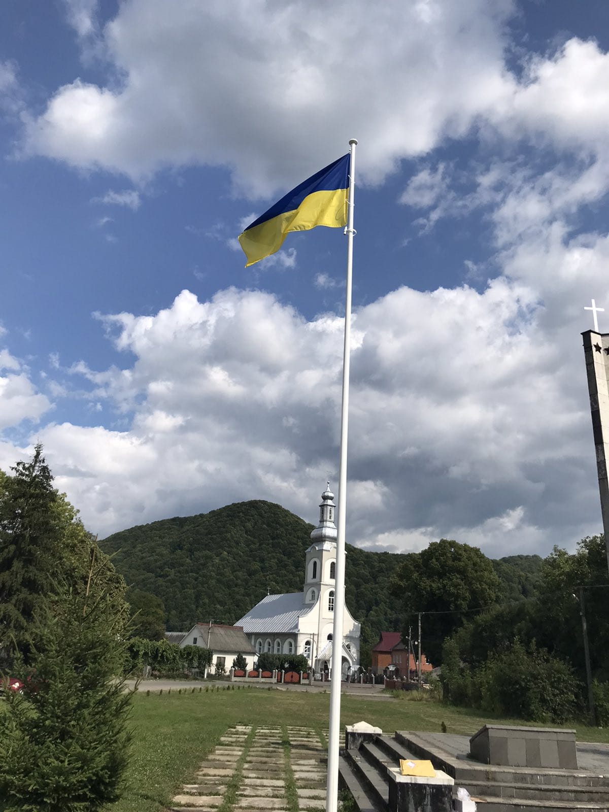 У Драгові на Хустщині вперше за роки Незалежності встановили флагшток з прапором (ФОТО)