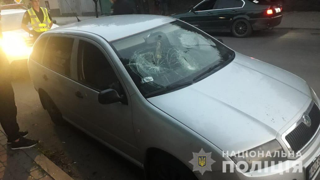 У Мукачеві затримали чоловіків, що після сварки розбили вікна та порізали колеса на автівці опонента (ФОТО)