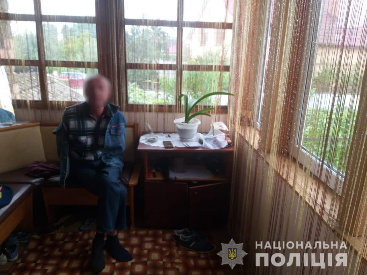 На Мукачівщині 60-річний чоловік вдарив ножем в спину свого 29-річного племінника (ФОТО)