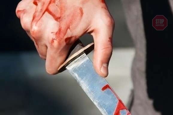 Чоловіка, що під час конфлікту у під'їзді в Ужгороді наніс кілька ударів ножем опоненту, взято під варту 