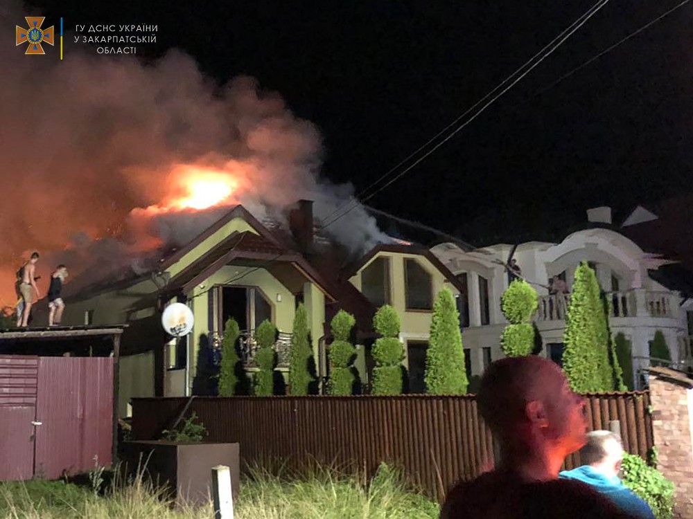 На Тячівщині ймовірно від удару блискавки загорівся житловий будинок (ФОТО)