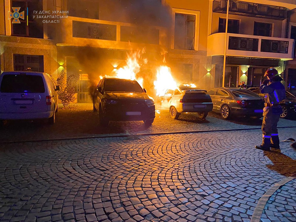 В Ужгороді пожежа з ВАЗу перекинулася на Audi Q7 та Volkswagen Passat (ФОТО)