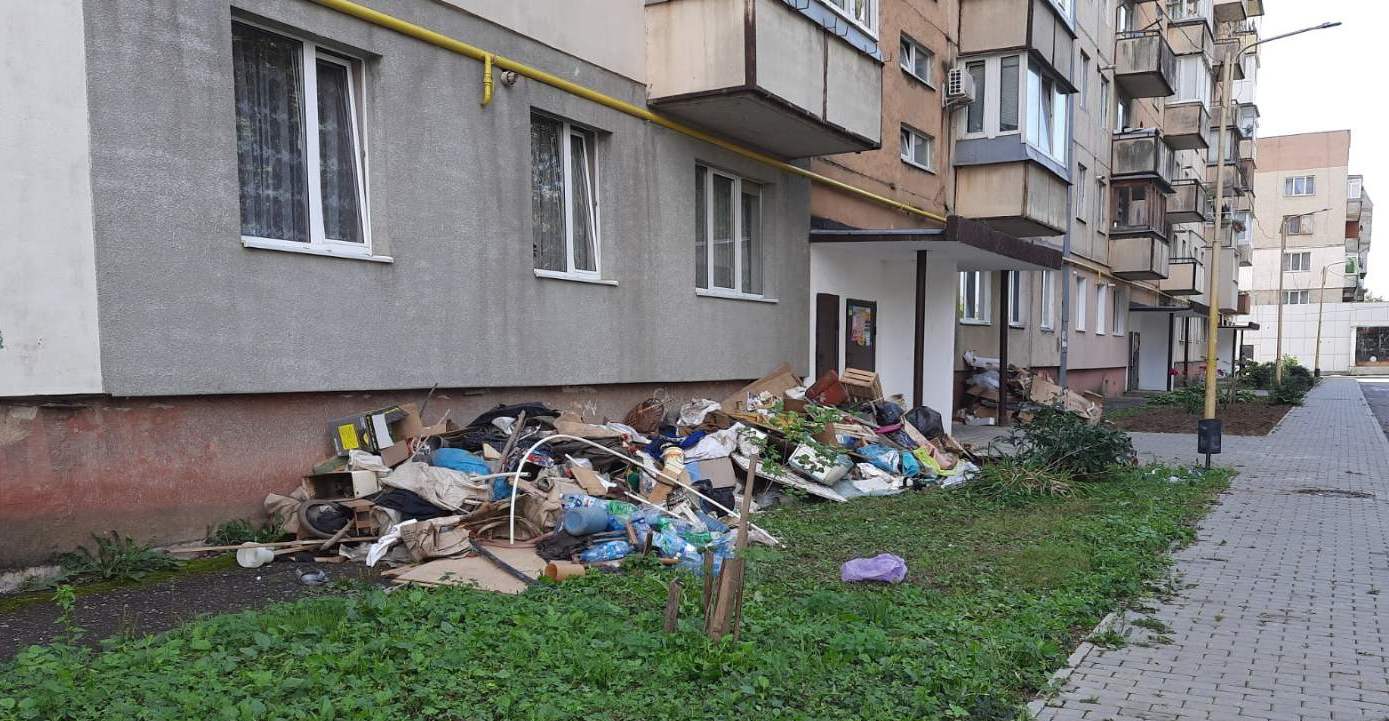 13 адмінпротоколів склали в Ужгороді на людей, що викидали біля контейнерів будівельне та інше негабаритне сміття (ФОТО)