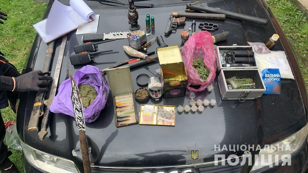 Під час обшуку у будинку фігуранта кримінального провадження на Тячівщині знайшли зброю та кілька видів наркотиків (ФОТО)