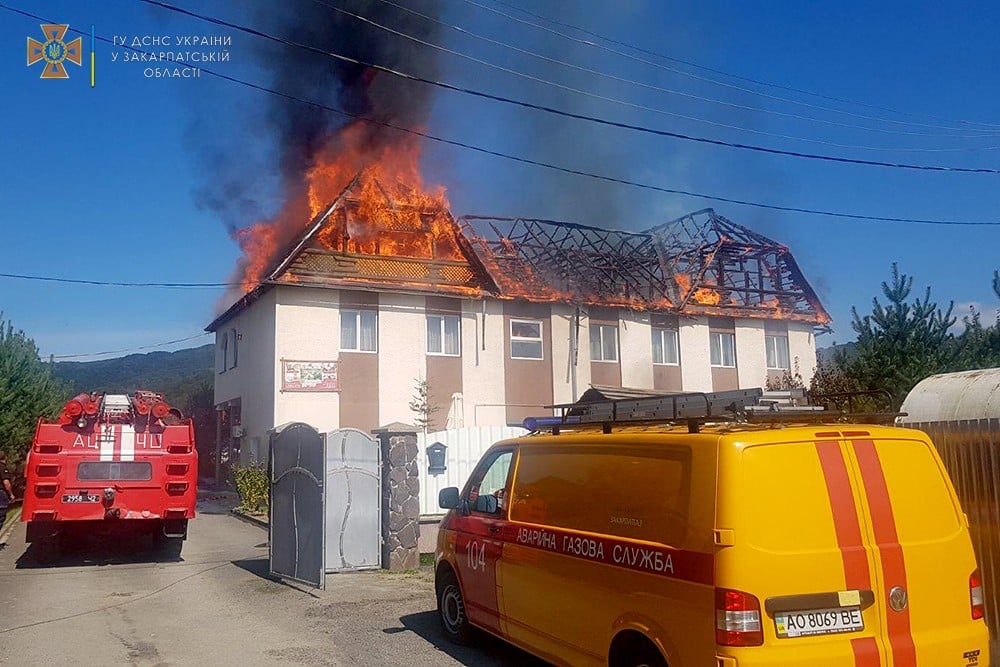 У Полянській тергромаді на Закарпатті під час ліквідації пожежі у приватному будинку готельного типу врятували  чоловіка (ФОТО)