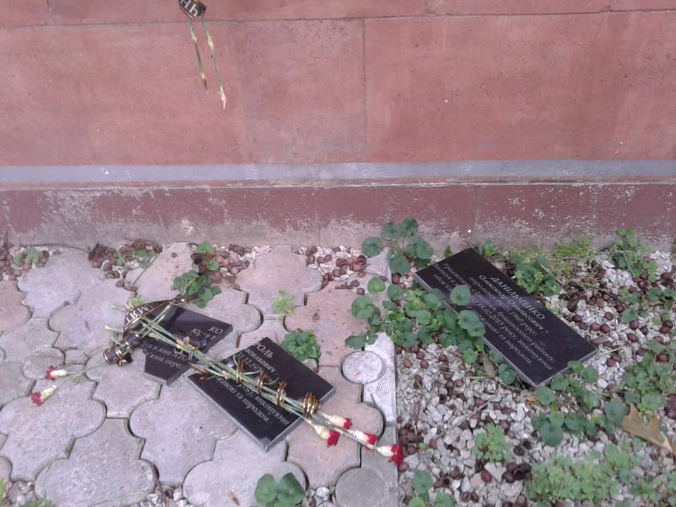 ФОТОФАКТ. В Іршаві знайшли зірвані й розбиті 2 меморіальні таблички загиблим на сході Героям 