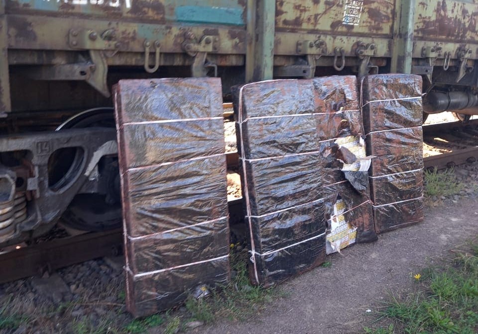 На Закарпатті у вантажному вагоні потягу до Словаччини під аглорудою виявили 8 ящиків контрабандних сигарет (ФОТО)