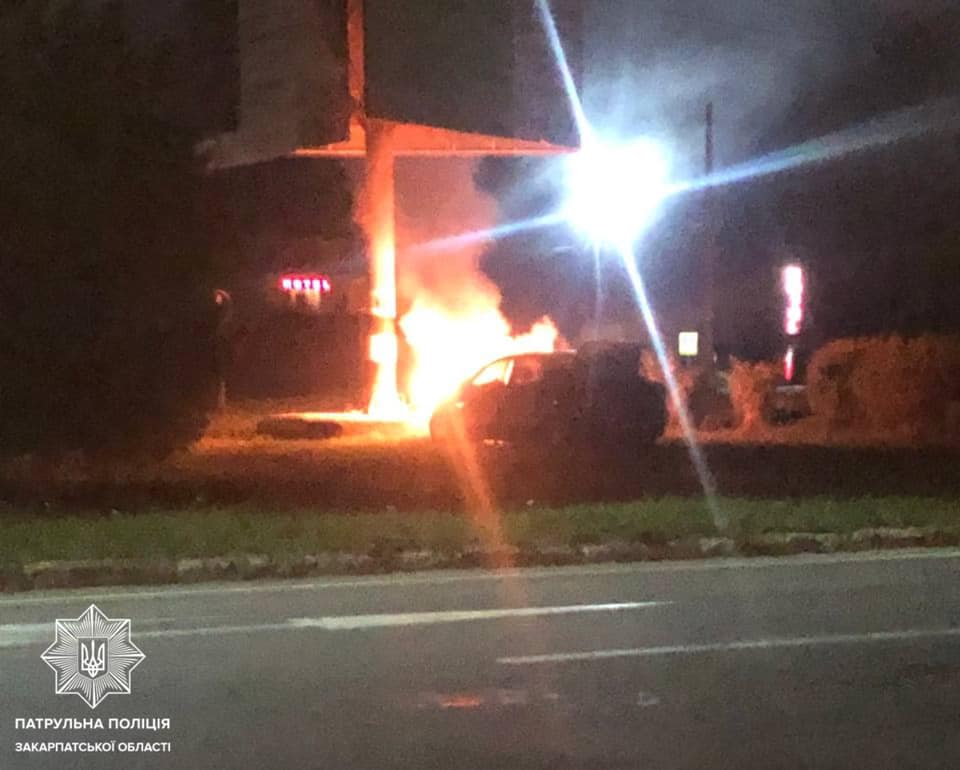 Біля Мукачева "п'яне" авто врізалося в опору білборда і загорілося (ФОТО)