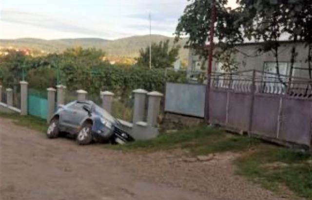 ФОТОФАКТ. У селі Осій Іршавської громади автівка опиналася у кюветі