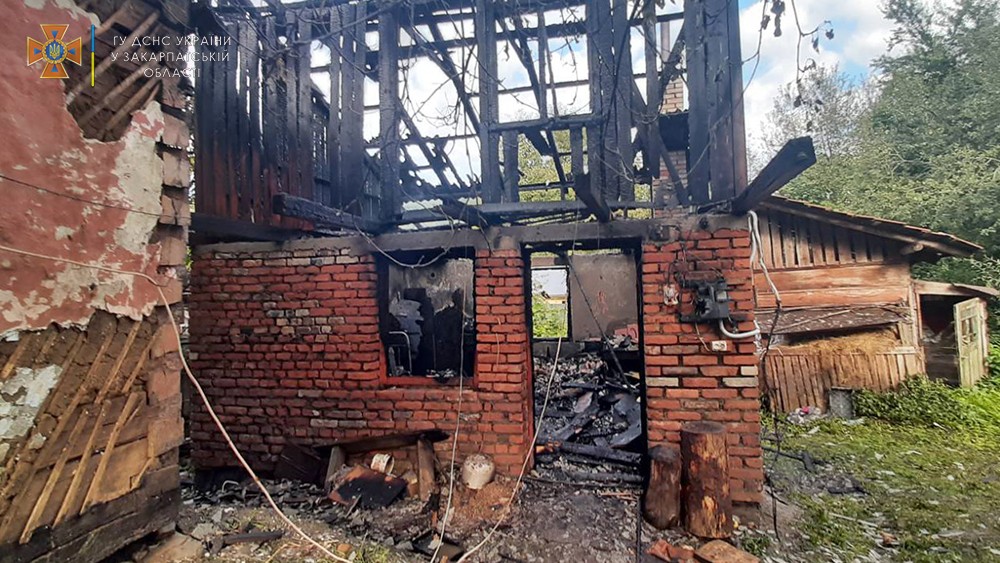 Під час пожежі на Рахівщині загинула 84-річна власниця обійстя (ФОТО)