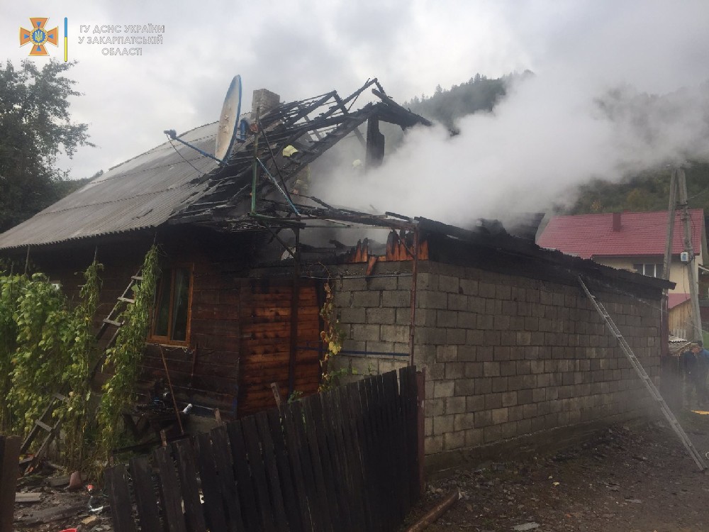 Під час пожежі в гаражі у Міжгір'ї ледь не згорів сусідній дерев'яний будинок (ФОТО)