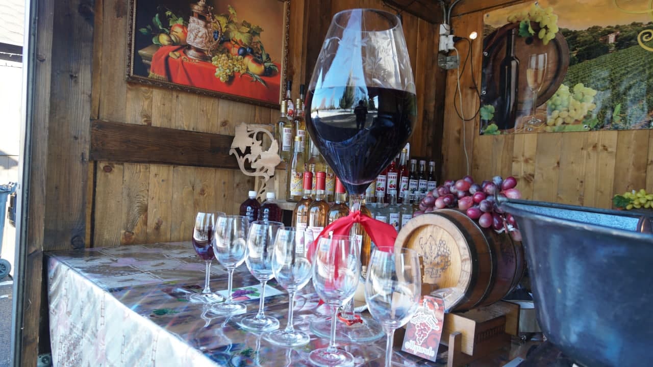 "Червене вино 2022" у Мукачеві відкрило своє фестивальне містечко для гостей (ФОТО, ВІДЕО)
