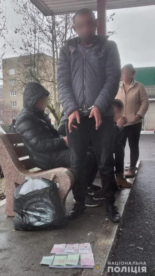 У Воловці на вокзалі двоє чоловіків пограбували мешканця Одещини, що гостював у подруги (ФОТО)