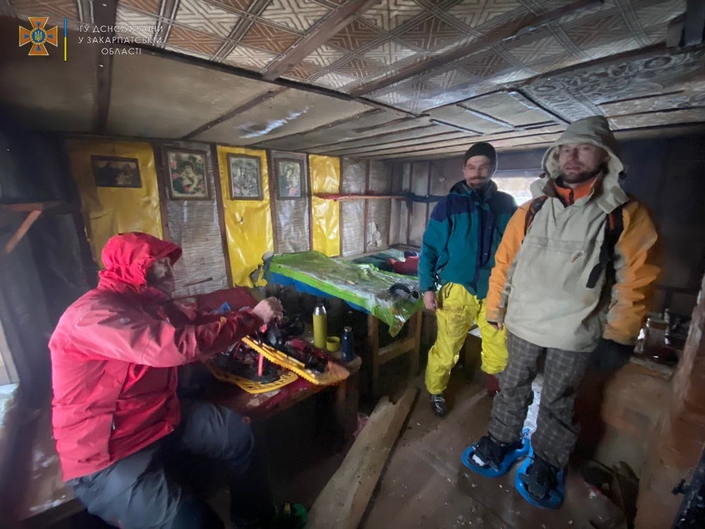На Рахівщині допомагали лижникам, що з'їхали не в той бік і заночували у будиночку лісника (ФОТО)
