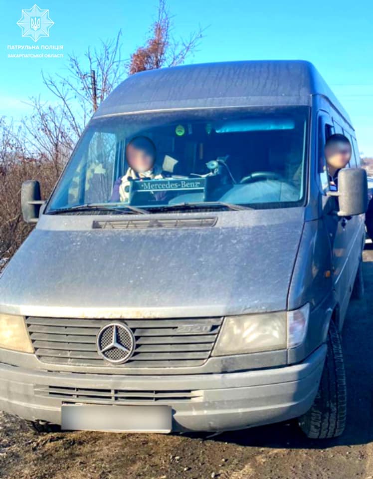Поблизу Ужгорода водій мікроавтобуса пропонував патрульним хабар