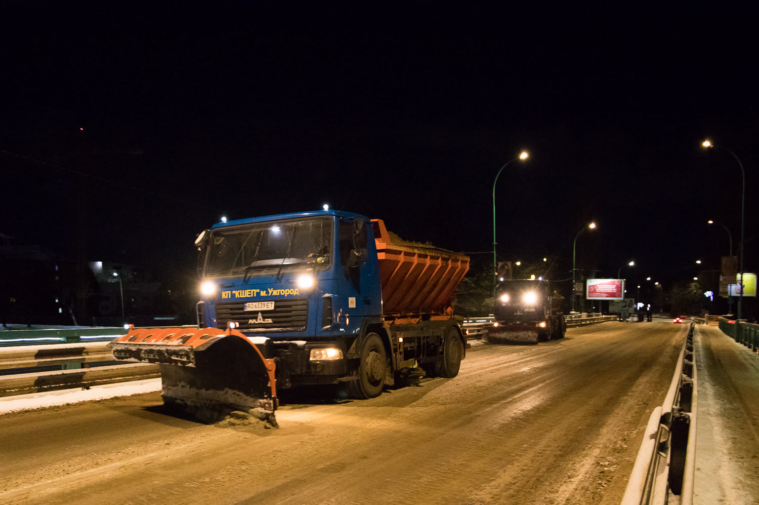 ФОТОФАКТ. 6 комплексних дорожніх машин і 3 мінітрактори залучали для прибирання снігу в Ужгороді