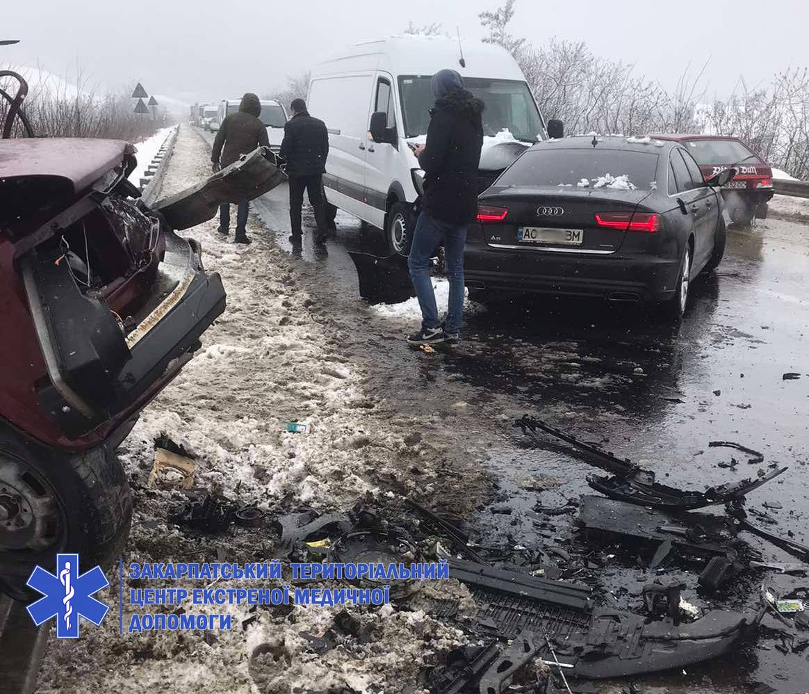 Внаслідок потрійної ДТП на Ужгородщині загинув один із водіїв (ФОТО)