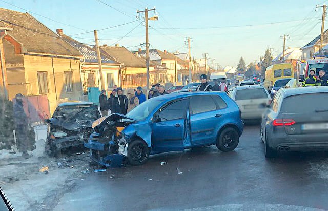 У Великих Лучках після зіткнення 2-х авто водія вирізали з салону спецзасобами (ФОТО)