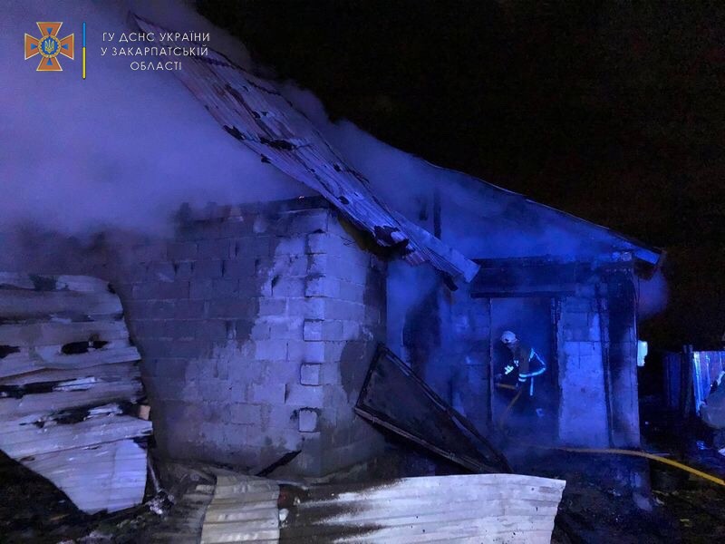 Поки жителі Есені перебували за кордоном, вдома згорів їх будинок (ФОТО)