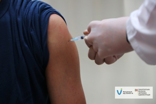 Понад тисячу закарпатців вакцинувалися бустерною дозою