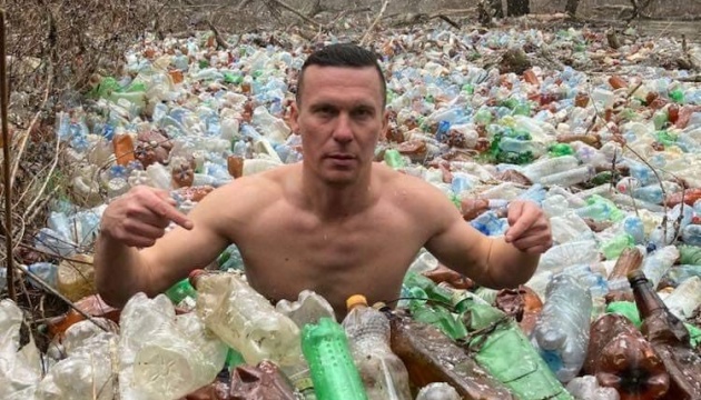 Закарпатець привернув увагу до проблеми засмічення річок, пірнувши у пластиковий затор на Боржаві (ФОТО)