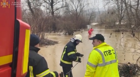 У Хусті рятувальники вивільнили з річки підтоплений автомобіль (ВІДЕО)