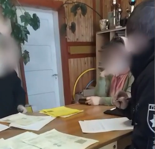 На Тячівщині у працівників освітніх закладів поліцейські виявили підроблені сертифікати про вакцинацію (ВІДЕО)