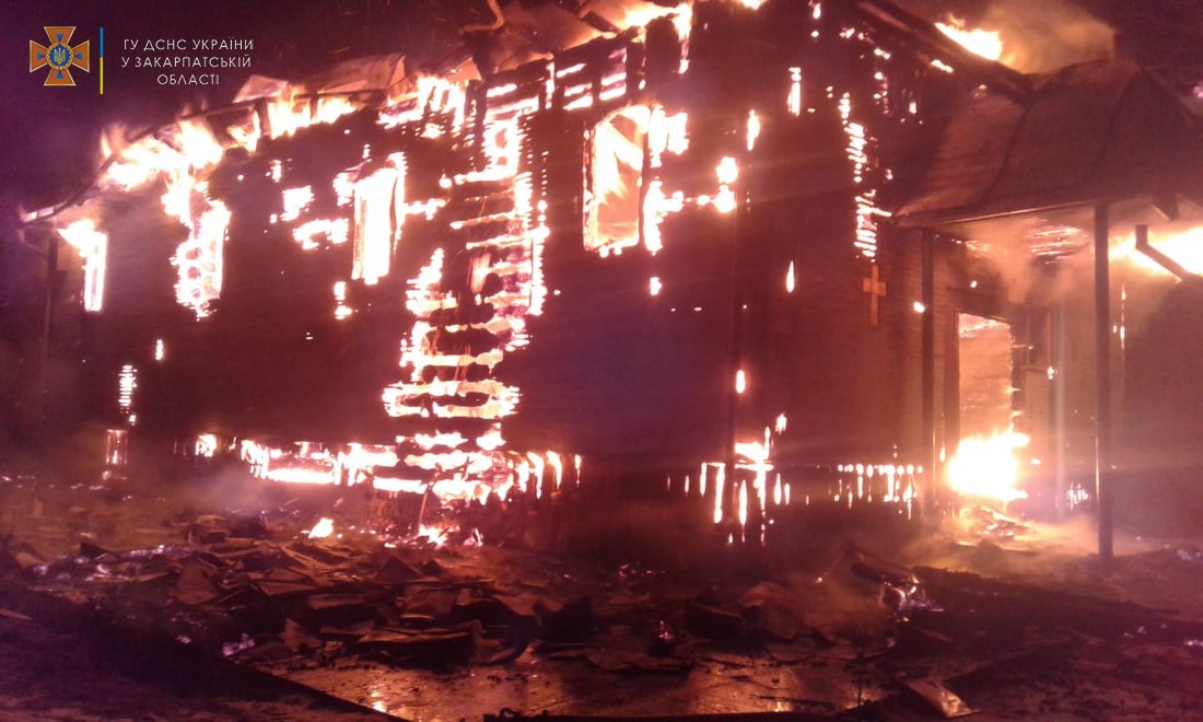 У Стужиці на Закарпатті згоріла дерев’яна церква (ФОТО)