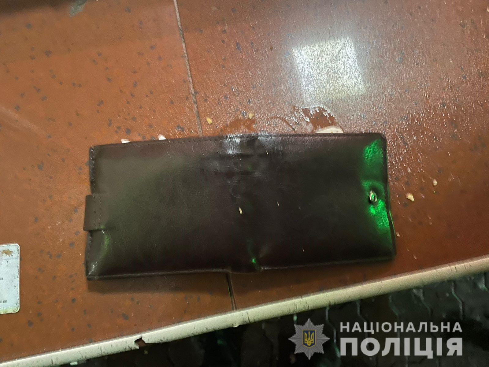 У Мукачеві раніше судимий чоловік попросив у перехожого сигарету, а відтак вихопив у нього гаманець і втік (ФОТО)