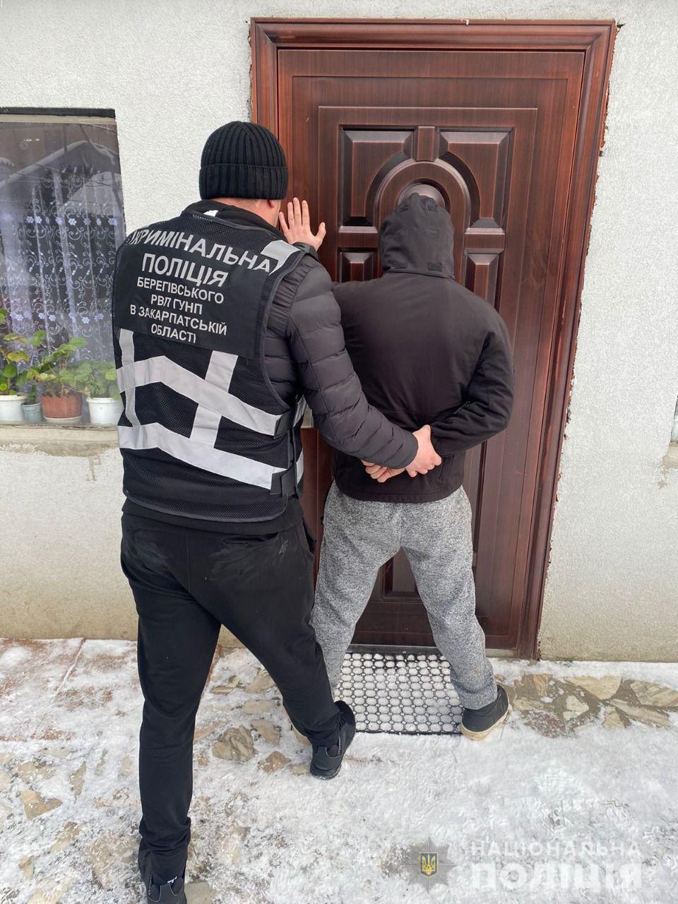 Під час обшуку в оселі мешканця Берегівщини знайшли марихуану та зброю (ФОТО)