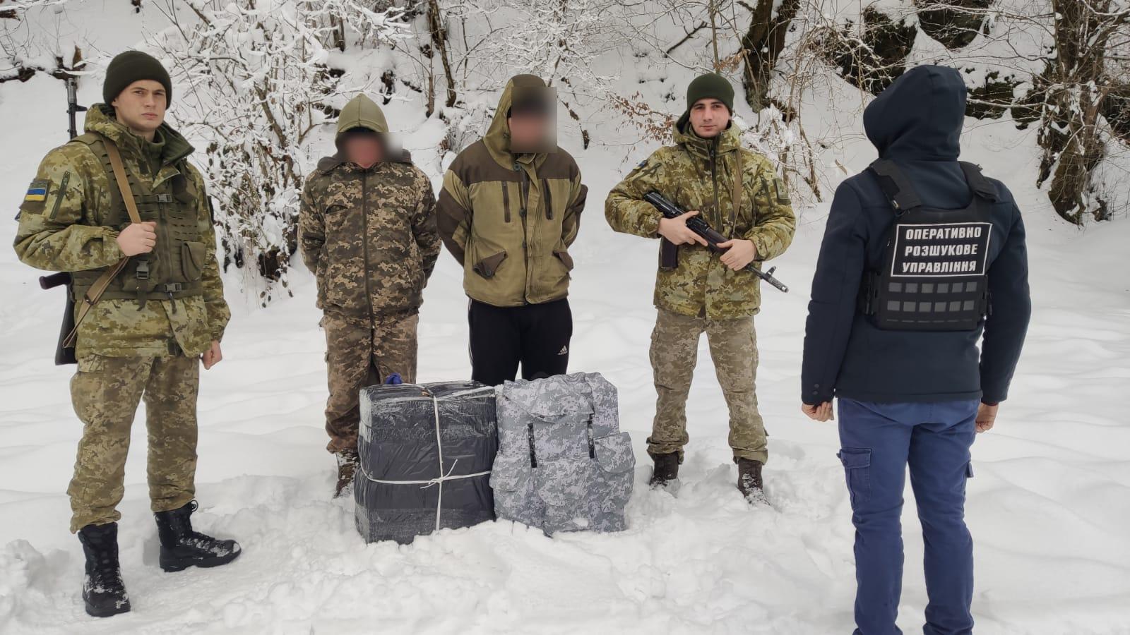 Контрабандистів з Ділового "завчасно" затримали з радіостанціями та сигаретами за кілометр від кордону з Румунією (ФОТО, ВІДЕО)