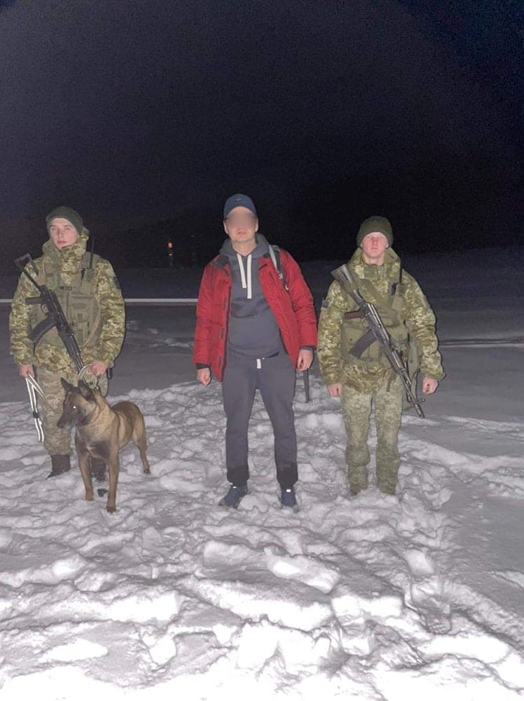 У горах Закарпаття затримали українця, що пішки прямував на заробітки у Польщу (ФОТО)