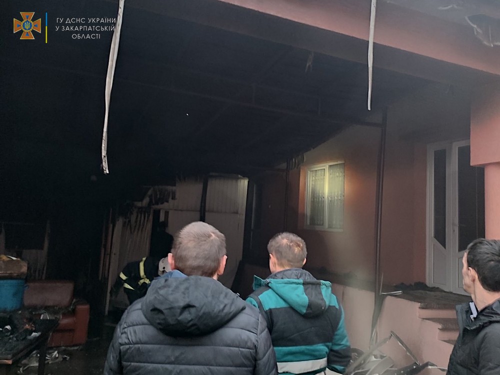 На Тячівщині, загасивши пожежу в надвірній споруді, вберегли від знищення 2 житлових будинки (ФОТО)