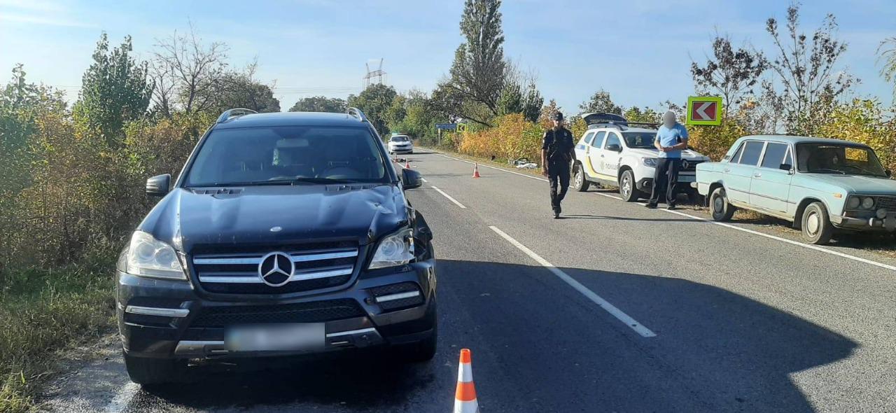 На Мукачівщині авто смертельно наїхало на жінку, що вийшла на дорогу з-за припаркованого рейсового автобуса (ФОТО)