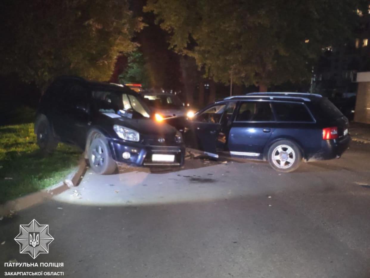 В Ужгороді п'яний водій Audi зіткнувся із "Тойотою" (ФОТО)
